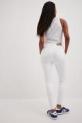 NA-KD Skinny jeans med rå nederkant och hög midja - White