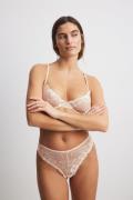 NA-KD Lingerie Spetsstring med blomsterbroderi - Offwhite