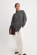 NA-KD Oversized genomskinlig långärmad topp - Grey