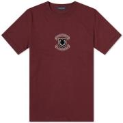 Fred Perry Broderad Shield T-shirt i Mahogny Red, Herr