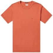 C.p. Company Klassiskt Logotryck T-shirt i Burnt Ochre Red, Herr