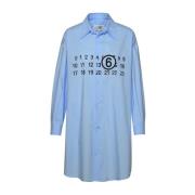 MM6 Maison Margiela Ljusblå Bomullsskjorta med Numerisk Signaturtryck ...