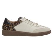 Estro Kvinnors Beige Leopardmönstrade Sneakers tillverkade av Italiens...