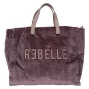 Rebelle Rebelle Brown, Dam