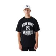 New Era MLB Yankees Svart Arch Logo Tee Black, Herr