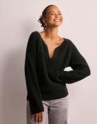 Nelly - Svart - Shaped Neck Knit Sweater