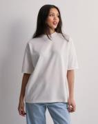 Nelly - Vit - Oversized Tee