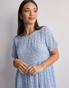 Only - Blommig - Onlmaya Life S/S Dress Wvn Noos