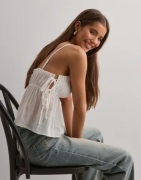 Nelly - Vit - Flowy Detail Top