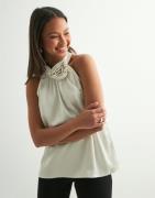 Neo Noir - Vit - Rosette Heavy Sateen Top