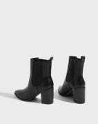 Nelly - Svart - Pointy Chelsea Heeled Boot