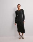 Pieces - Svart - Pckylie Ls O-Neck Midi Dress Noos B