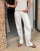 Nelly - Vit - Low Waist Loose Jeans