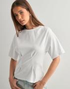Nelly - Vit - Waist Focus Tee