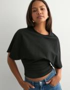 Nelly - Svart - Round Neck Wide Sleeve Tee