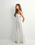 Nelly - Vit - Dreamy Smock Dress