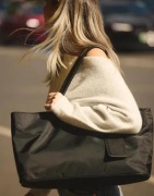 Nelly - Svart - The Nylon Shopper