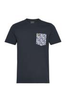 Lyle & Scott Floral Print Pocket T-Shirt Marinblå