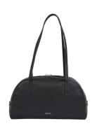 Calvin Klein Ck Glide Elongated Shoulder Bag Svart