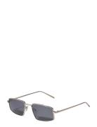 Pilgrim Amiyah Sunglasses Grey/Gold Grå